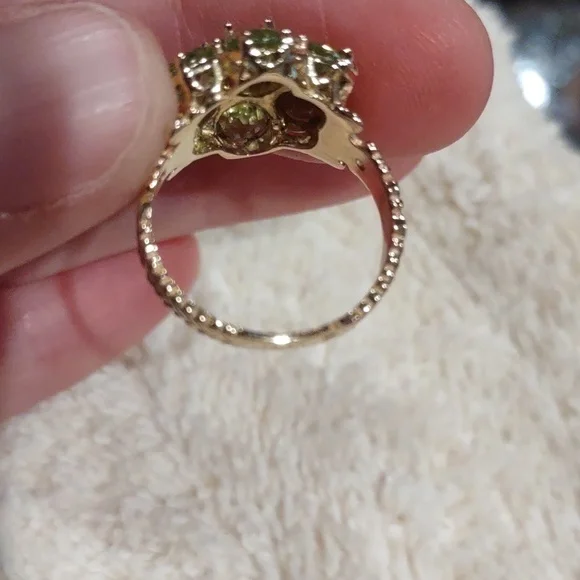 Peridot ring set in 10kt yellow gold - Picture 11 of 12